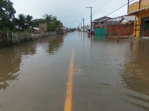 Nos bairros mais baixos, ruas estão totalmente alagadas pelo Rio Tarauacá