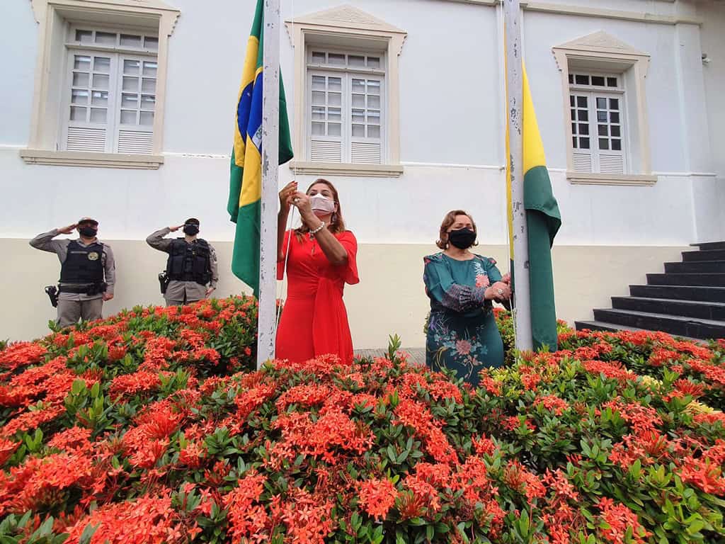 Ato solene de hasteamento dos pavilhões nacional e acreano marca Dia da