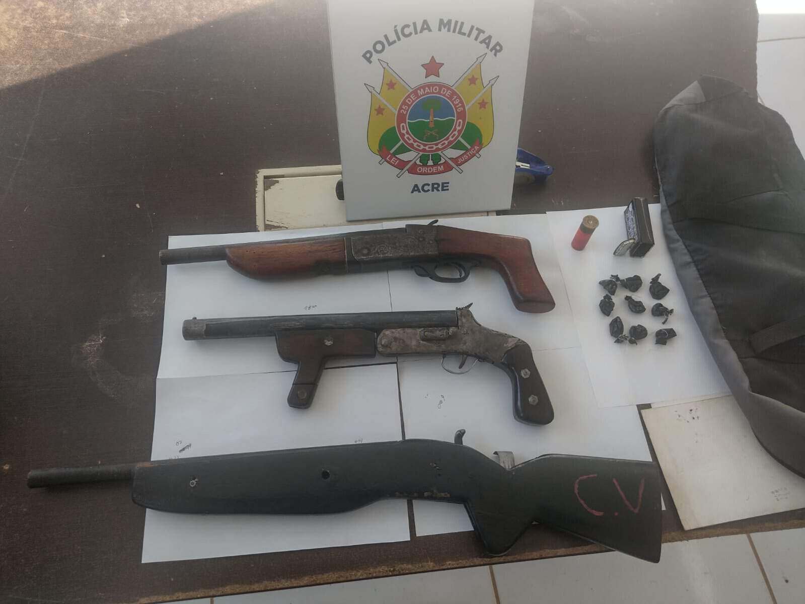 Pol Cia Tenta Prender Homem Suspeito De Alugar Armas Para A Pr Tica De