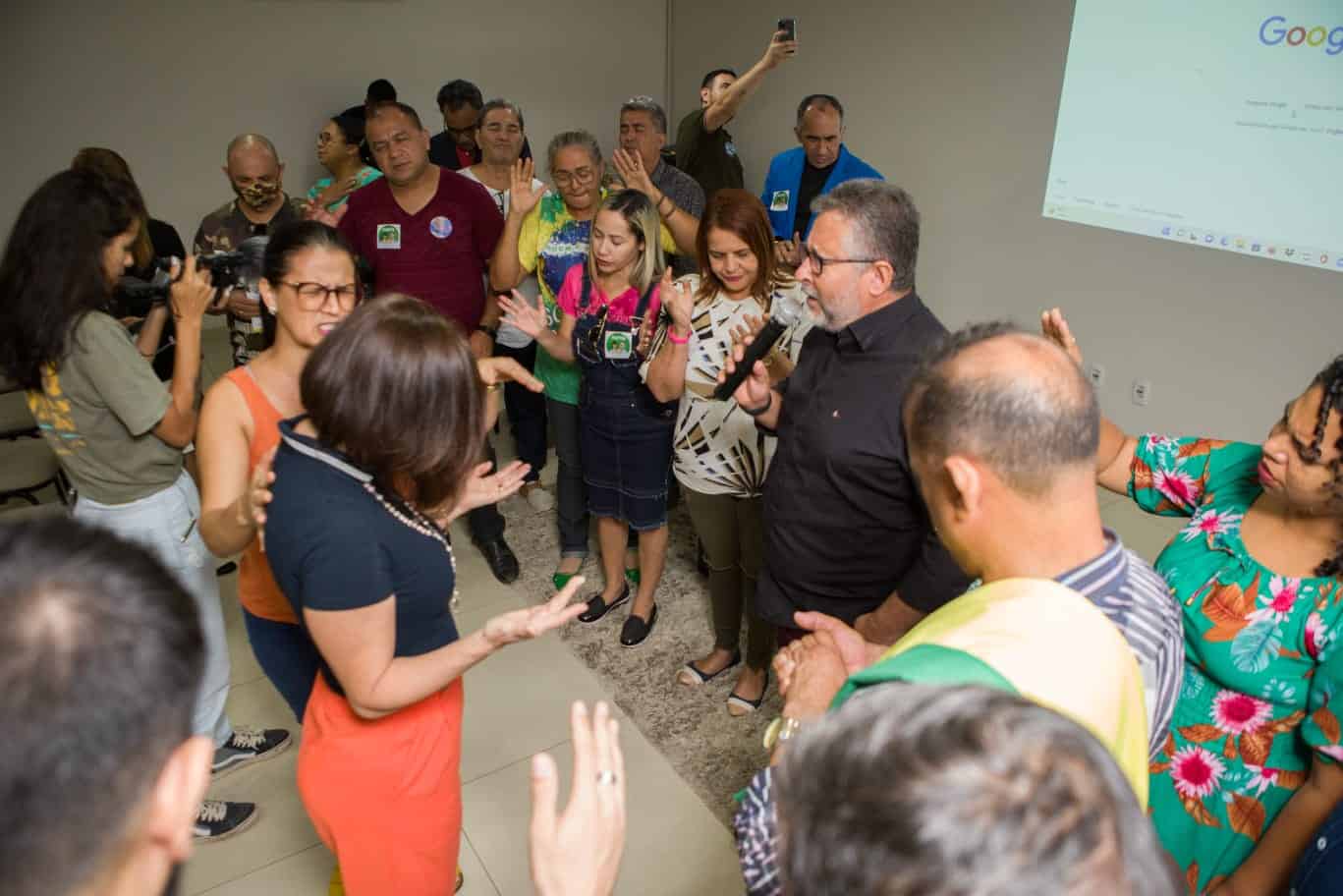 Márcia recebe cartas cristãs e se compromete defender a família