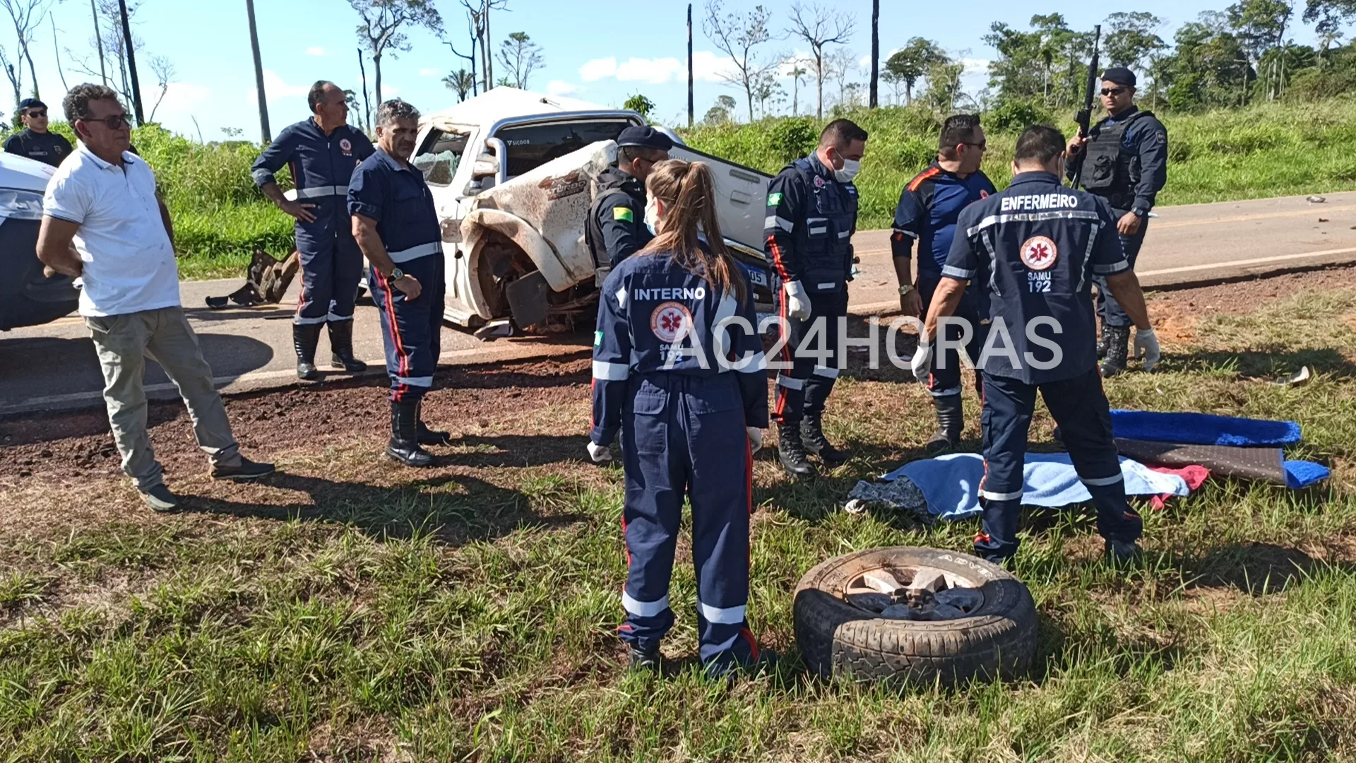 Mãe e filho sofrem acidente na BR 317 ao capotar Hilux e idosa de 92