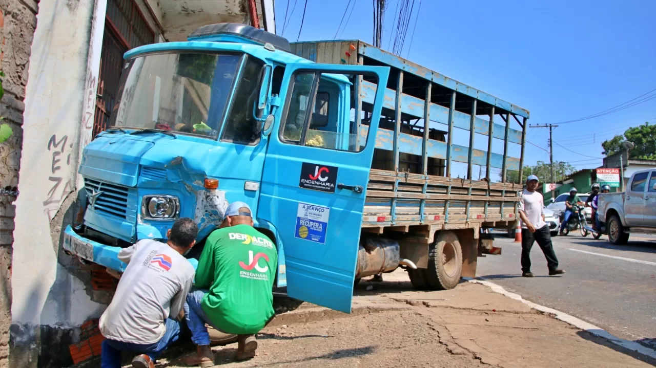 Caminh O Perde O Freio E Colide Contra Carro E Pr Dio Na Avenida Cear