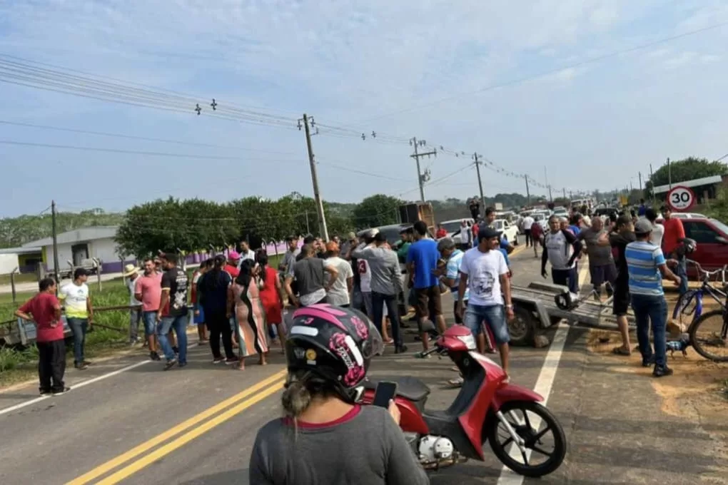 Estrada Variante é fechada por moradores de ramal em Cruzeiro do Sul