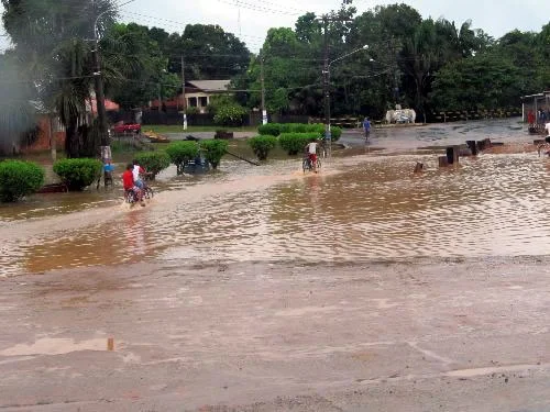 Forte chuva em Feijó deixa vários pontos da cidade alagados