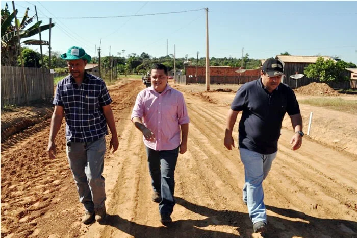 Eber Machado visita obras de pavimentação e drenagem do bairro Portelinha, em Acrelândia