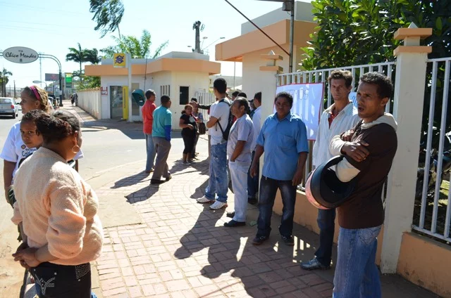 Asfalto prometido há quatorze anos não aparece, e moradores protestam na frente do Deracre