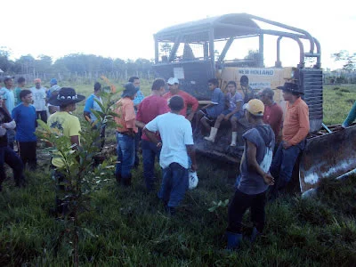 Em protesto, trabalhadores rurais fecham ramal em Feijó