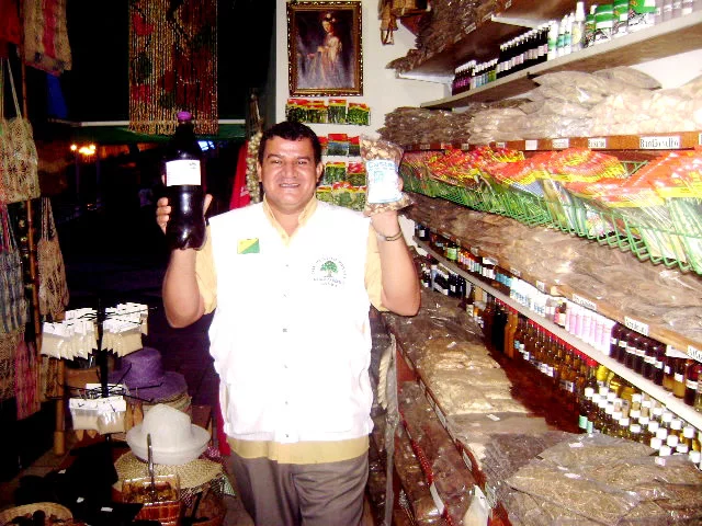 Doutor Raiz, o vendedor de garrafadas que tira leite de pedra para tentar se eleger vereador de Rio Branco