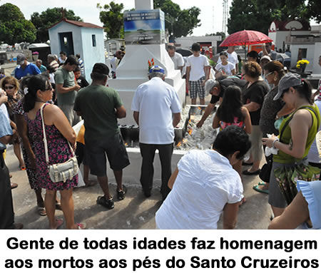 Populares homenageiam os mortos com velas no “Cruzeiro”