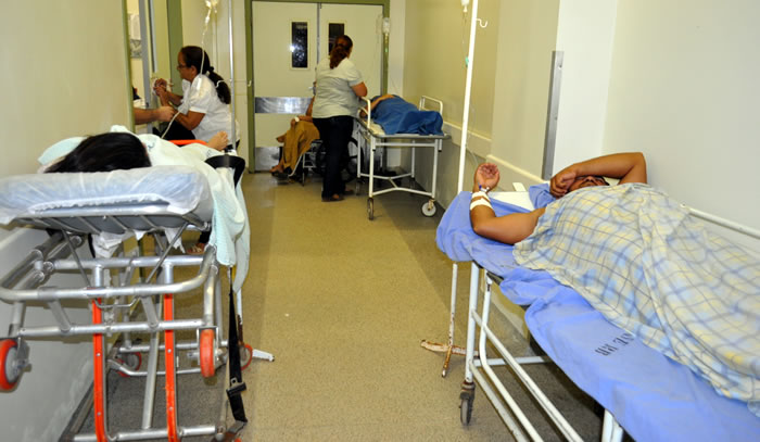 No “ano da saúde” do médico Sebastião Viana, por falta de leitos, pacientes são atendidos nos corredores do Pronto Socorro de Rio Branco