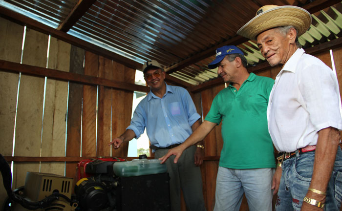 Vagner Sales leva energia e água tratada a comunidades ribeirinhas de Cruzeiro do Sul