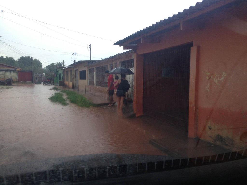 Moradores de Rio Branco continuam protestando por causa de ruas alagadas