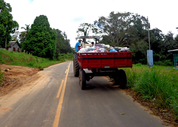 Em Mâncio Lima, caminhão que faz escoamento da produção coleta lixo pela cidade e população do município pode estar se alimentando de verduras e legumes contaminados