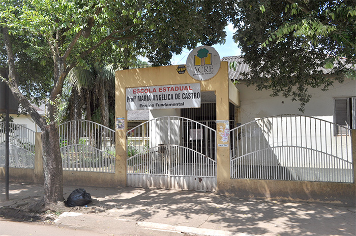 Governo não cumpre cronograma de reforma e abandona prédio da Escola Maria Angélica