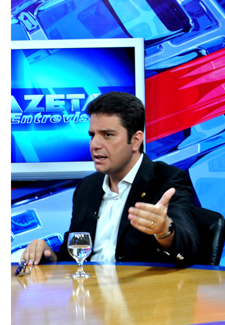 Na TV, Gladson reclama da ausência de Sebastião Viana na reunião da Aleac, sobre os 11 mil, e diz que membros do governo querem denegrir a Polícia Federal