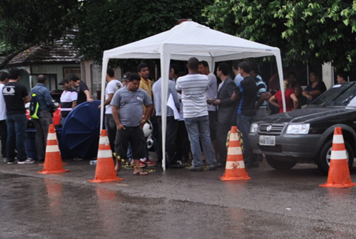 Número de manifestantes da Telexfree em frente ao MPE diminui após chuva e Rua Marechal Deodoro é liberada