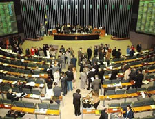 Plenário da Câmara nega cassação, mas Henrique Alves afasta deputado de Rondônia