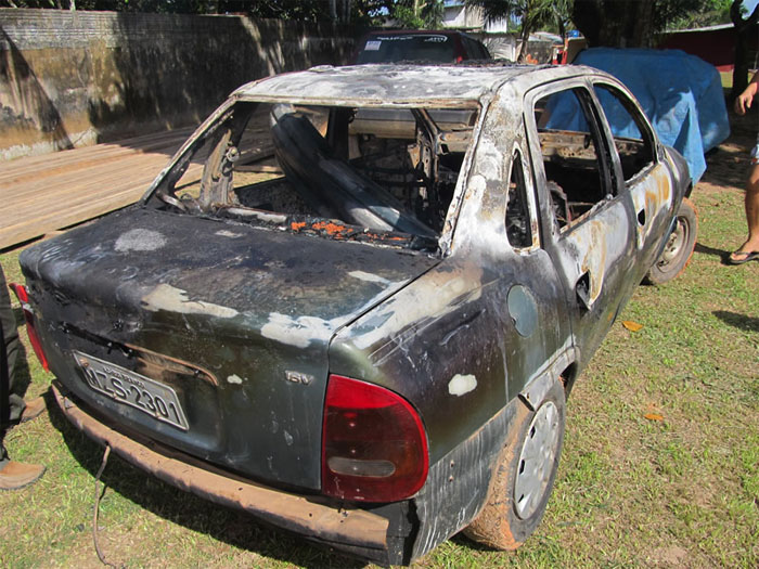 Em Feijó, carro de emissora de rádio é destruído pelo fogo e dono de diz que foi atentado