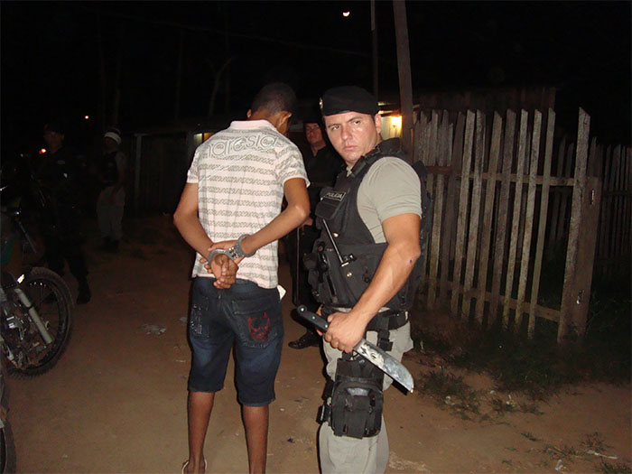 Polícia Militar realiza arrastão de combate a violência no Caladinho