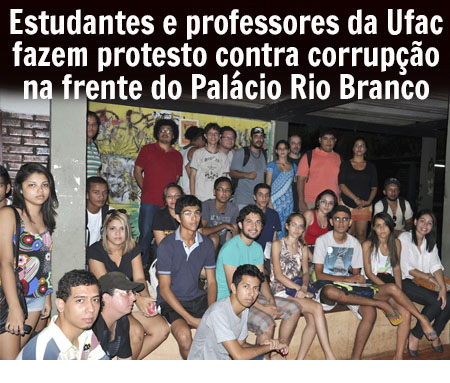 Estudantes e professores da Ufac fazem protesto contra corrupção na frente do Palácio Rio Branco