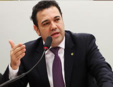 Feliciano consegue aprovar em comissão plebiscito sobre união homossexual