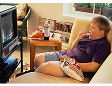 Pesquisa relaciona obesidade infantil a tempo que as crianças permanecem na frente da TV