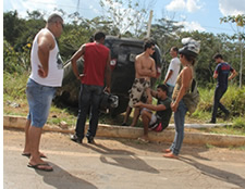 Jovens escapam da morte após bater carro em buraco na BR 317 rumo à Xapuri