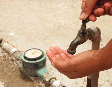 Problema em adutora deixa bairros sem água na capital