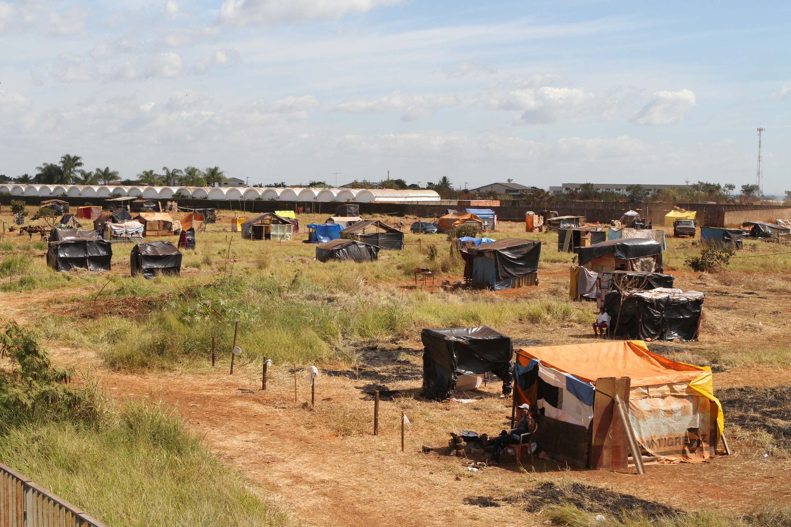 Invasores acampam às margens da estrada Irineu Serra, em Rio Branco