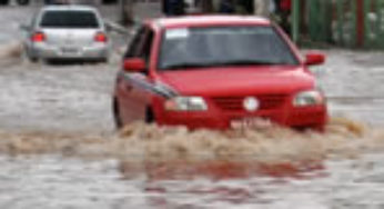 Chuva inunda e para transito na Avenida Getúlio Vargas