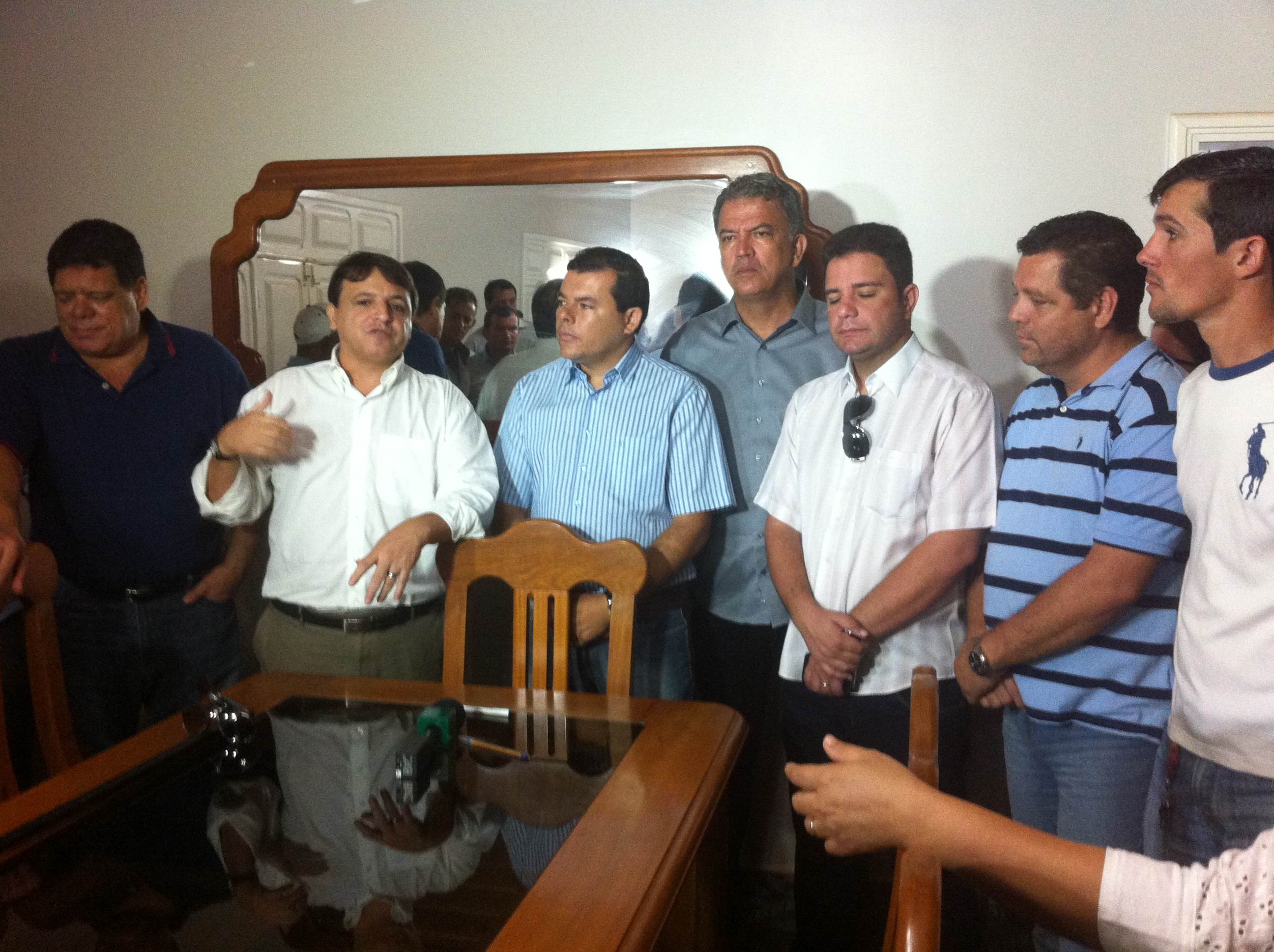 Ato em solidariedade a James Gomes reúne lideranças da oposição