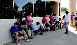 Detentos que cumprem pena no semiaberto realizam protesto em Cruzeiro do Sul