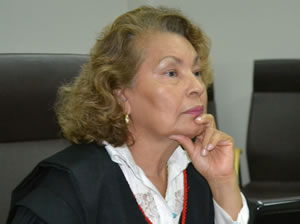 Alexandrina Melo lê relatório com acusações contra James Gomes