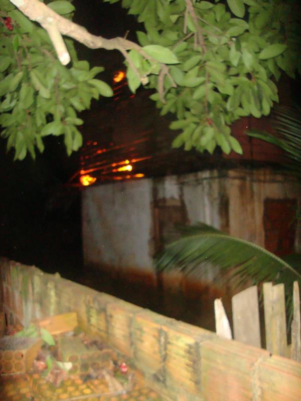 Residência é destruída por incêndio no bairro Tancredo Neves