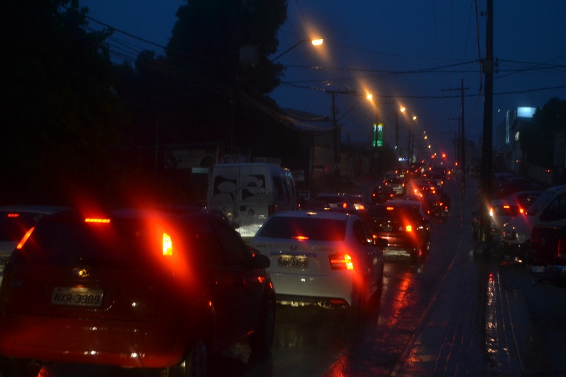 Chuva provoca transtornos e fecha o trânsito em vários pontos da capital