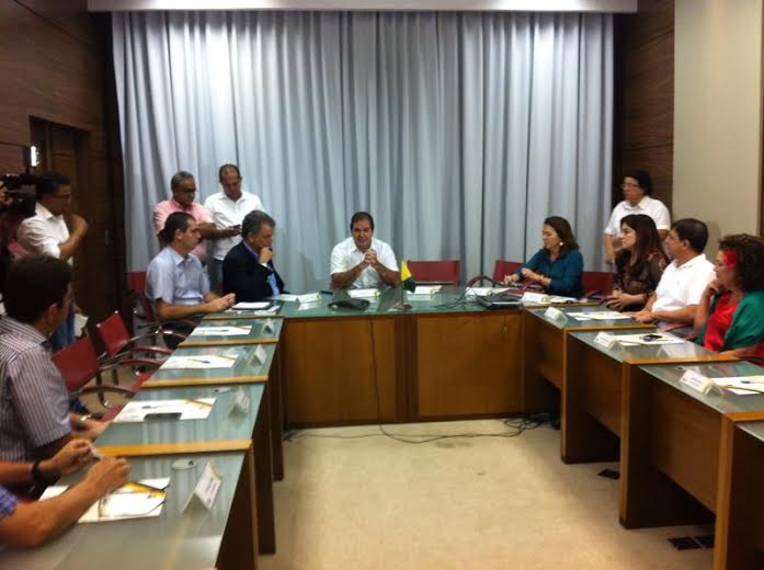 Sebastião Viana recebe bancada federal em seu gabinete para falar do desabastecimento