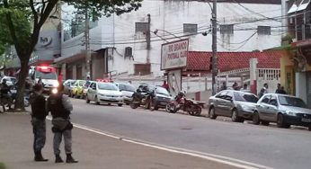 Bandidos que assaltaram loja e fizeram um rapaz de refém se rendem