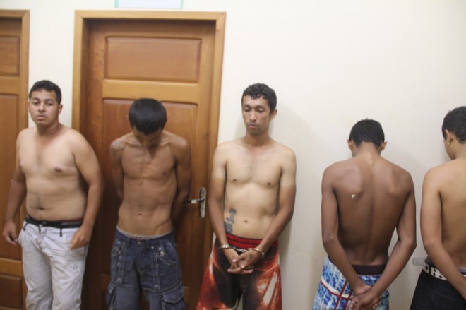 Cinco são presos em flagrante com maconha e arma