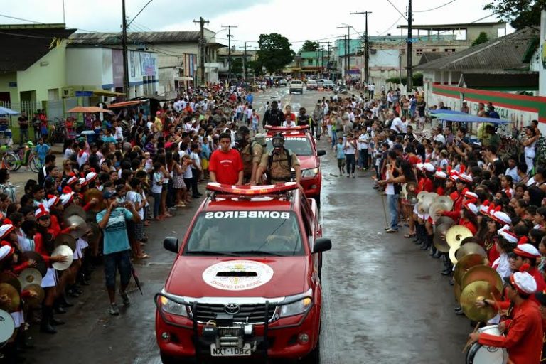 Desfile cívico marca aniversário de 101 anos de Tarauacá