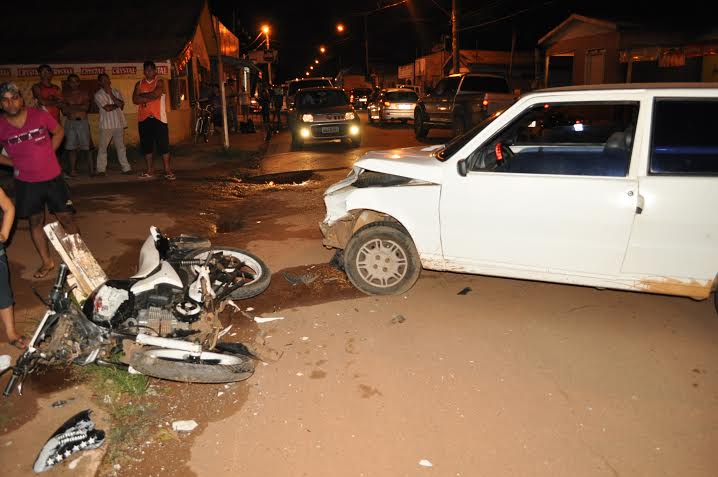 Colisão entre moto e carro deixa duas pessoas feridas no bairro 15, na capital