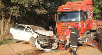 Carro em alta velocidade se choca contra carreta de transportadora, em Brasiléia