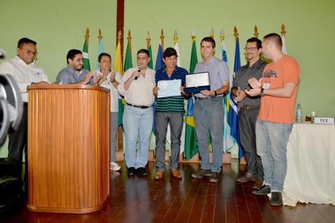 Marcus Viana recebe prêmio de Prefeito Empreendedor