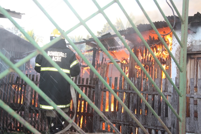 Incêndio destrói casa de Bombeiro no bairro Mocinha Magalhães; Família ficou só com a roupa do corpo