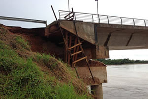 Tráfego de carros e caminhões é liberado na ponte do Rio Tarauacá