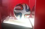 Brazuca – a bola da copa – está sendo apresentada no tour da Taça do Mundo no SESI