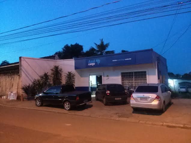 Bandidos assaltam empresa Azul Cargo e levam R$ 4 mil