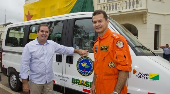 Sebastião entrega veículos para Segurança e anuncia convocação de novos policiais