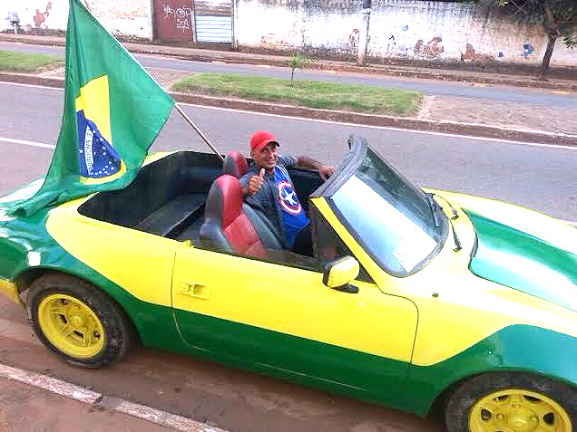 Acreano desfila pela cidade em carro estilizado com as cores do Brasil