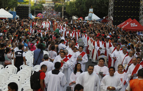 Missa de Pentecostes reúne mais de 80 mil católicos no Centro de Manaus