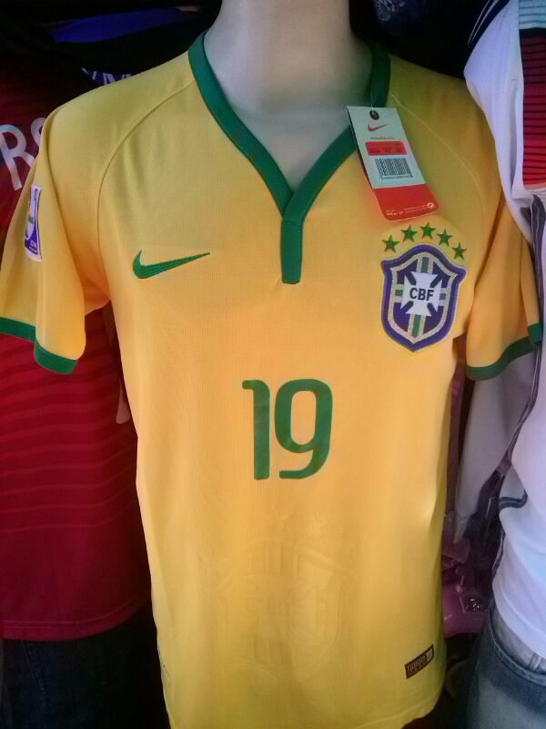 Réplica da Camisa da Seleção é vendida por R$ 100 no Calçadão, em